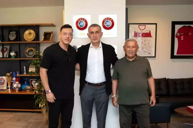 İbn Haldun Üniversitesi Mütevelli Heyeti Başkanı Prof. Dr. İrfan Gündüz ve Mesut Özil, TFF Başkanı Hacıosmanoğlu'nu ziyaret etti