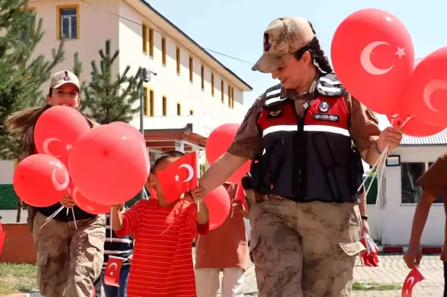 Ağrı'da Jandarma Personeli Çocuklara Meslek Tanıtımı Yaptı