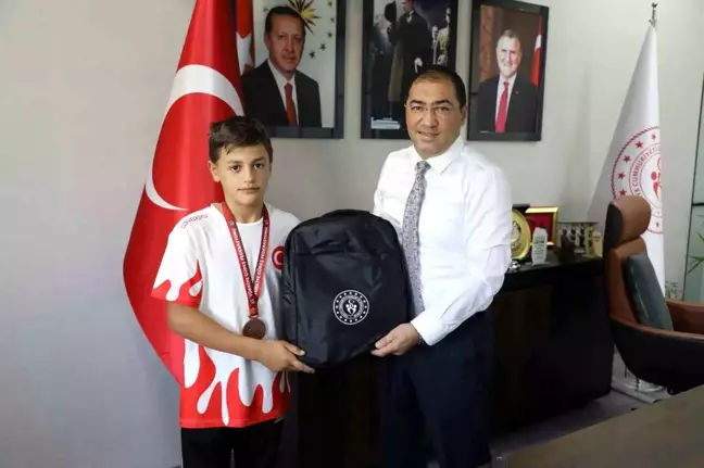 Ağrı Gençlik ve Spor İl Müdürü, İsmail Demirci U13 Erkekler Serbest Güreş Türkiye Şampiyonası'nda başarılı olan güreşçileri kabul etti