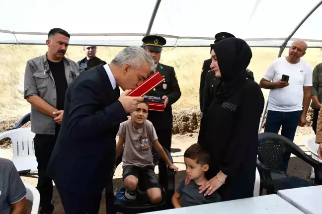 Kırıkkale Valisi Mehmet Makas, Şehit Uzman Çavuş Hüseyin Karakoç'un Ailesine Şehadet Belgesini Teslim Etti