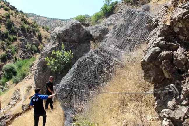 Şırnak'ta Tehlikeli Kayalar Çelik Halatlarla Bağlandı