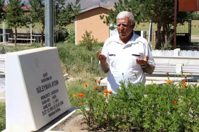 Teröre verilen ilk şehit Süleyman Aydın, kabri başında anıldı