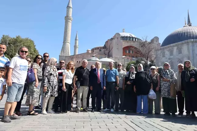 İstanbul'da Darülaceze Kız Öğrenci Yurdu'nda misafir edilen emekliler İstanbul'un tarihi yerlerini gezdi