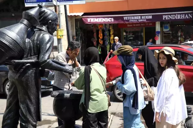 Gaziantep'te Sıcaktan Bunalan Vatandaşlar Serinlemek İçin Çeşme Başlarına Akın Etti