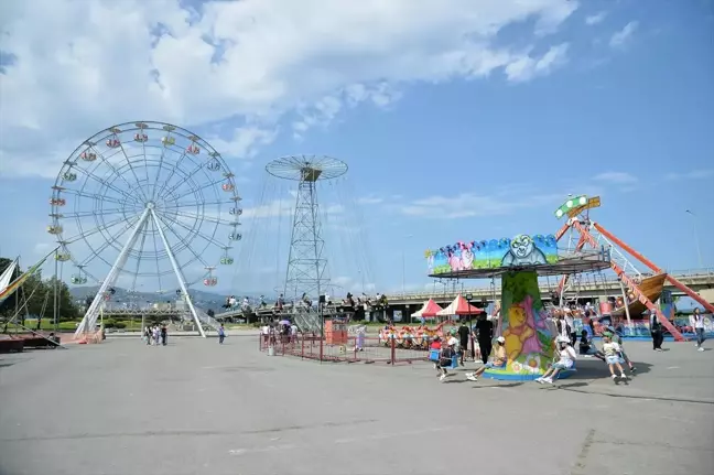 Trabzon Büyükşehir Belediyesi, sevgi evlerinde kalan çocuklar için lunapark etkinliği düzenledi