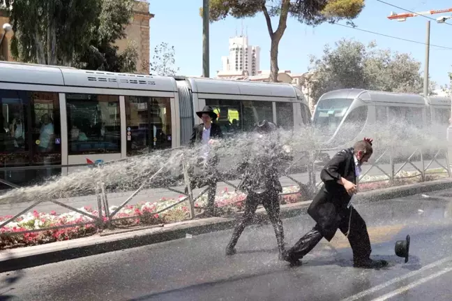 Batı Kudüs'te Haredi Protestosuna Polis Müdahalesi