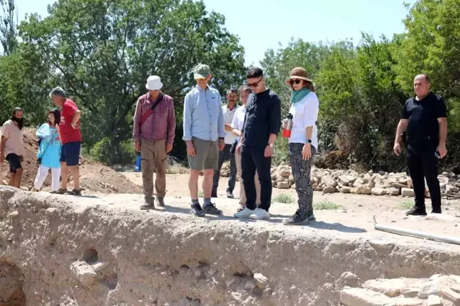 Aydın'ın Karacasu ilçesinde Afrodisias Antik Kenti'nde devam eden kazı çalışmaları incelendi