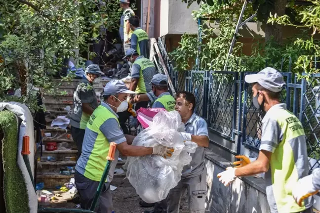 Antalya'da bir apartmanda biriktirilen atıklar temizlendi