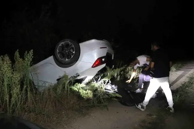 Sakarya'da Otomobil Kazası: Bir Otomobil Kanala Devrildi