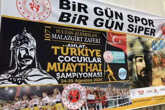 Bitlis'te Sultan Alparslan 1071 Malazgirt Zaferi Çocuklar Muaythai Türkiye Şampiyonası Düzenlendi