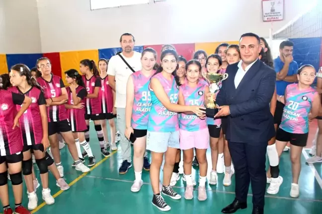 Aksaray'da düzenlenen voleybol turnuvasında kazanan takımlar kupalarını aldı