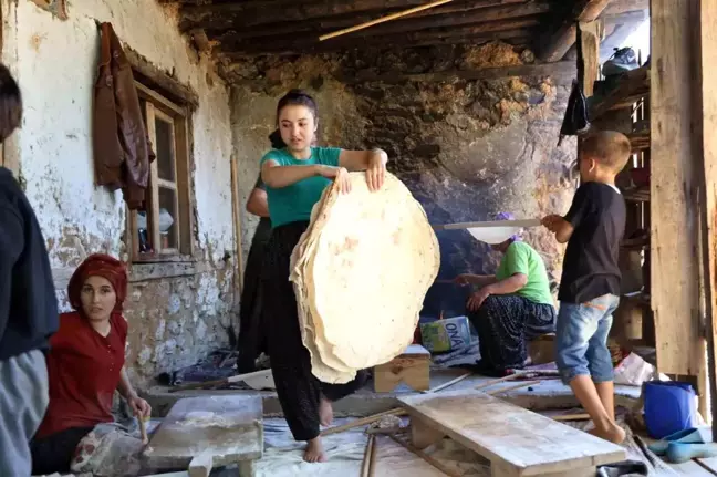 Adana'nın Feke ilçesinde kadınlar kışlık ekmeklerini imece usulü hazırlıyor