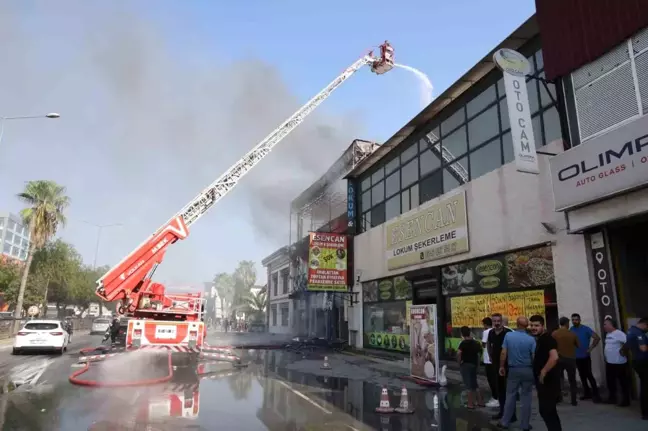 Adana'da otomobil yedek parça dükkanında çıkan yangında iş yeri tamamen yanarak kullanılamaz hale geldi