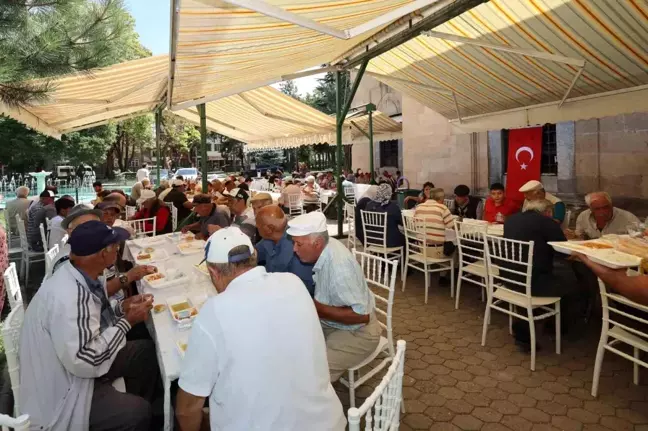 Afyonkarahisar Valisi Doç. Dr. Kübra Güran Yiğitbaşı'nın talimatlarıyla İmaret Camii'nde yemek ikramı yapıldı