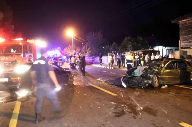 Sakarya'da kafa kafaya çarpışan otomobillerdeki 7 kişi yaralandı