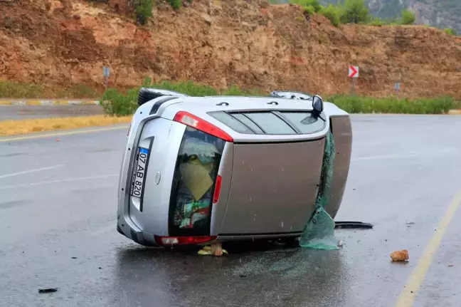 Antalya'da trafik kazası: Araç yan yattı, iki kişi hafif yaralandı