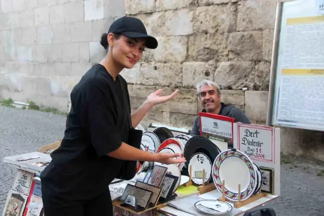 Sivas'ta Kaligrafi Sanatçısı Hem Dert Dinliyor Hem Satış Yapıyor