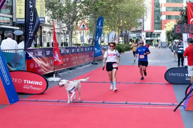 İzmir'de düzenlenen Uluslararası 9 Eylül İzmir Yarı Maratonu coşkuyla gerçekleşti