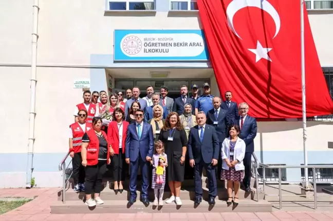 Bilecik Bozüyük Kızılay Şubesi 1. Sınıf Öğrencilerine Çanta ve Kırtasiye Malzemeleri Dağıttı