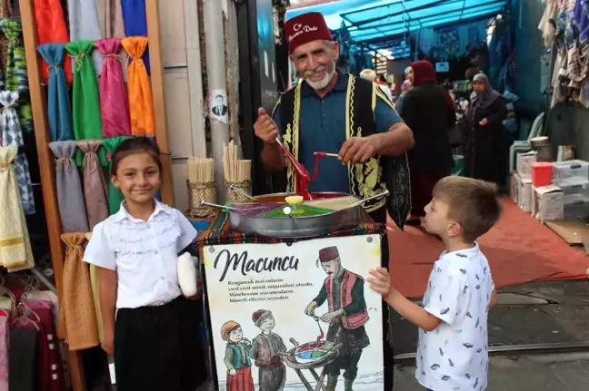 Macuncu Dede: 35 Yıldır Macun Satarak Geçimini Sağlıyor