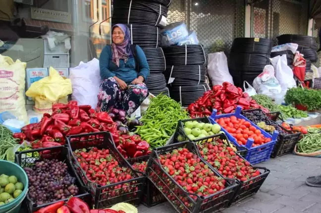 Çanakkale'nin Bayramiç ilçesinde organik meyve ve sebzeler pazarda satılıyor