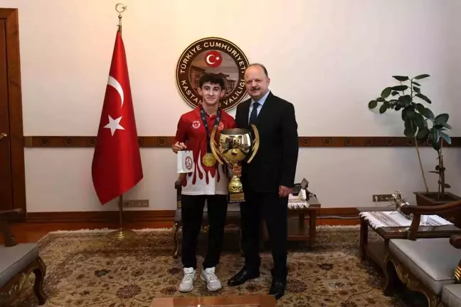 Kastamonu Valisi Meftun Dallı, Kick Boks Gençler Dünya Şampiyonu Hamza Eren Göksu'yu Kabul Etti