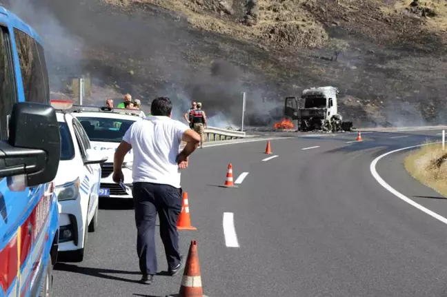 Erzincan'da Seyir Halindeki Tır Alevlere Teslim Oldu