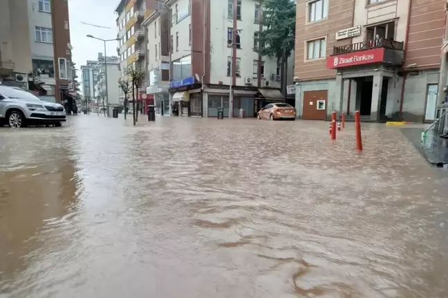 Trabzon'da Şiddetli Sağanak Hayatı Olumsuz Etkiledi