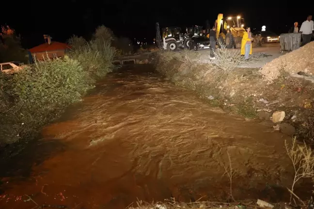 Van'da Sağanak Yağış Sele Neden Oldu