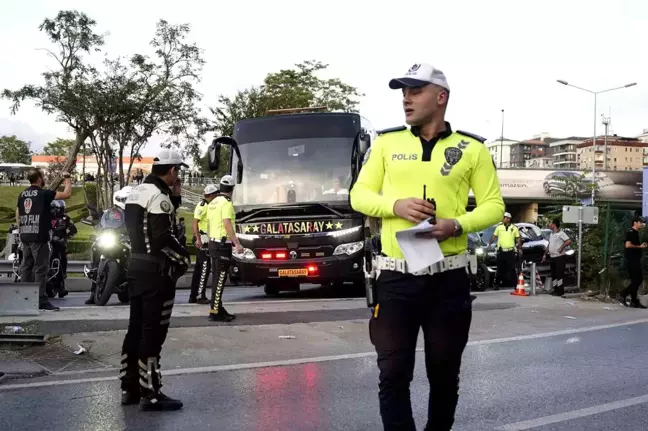 Galatasaray, Fenerbahçe Derbisi İçin Ülker Stadyumu'na Geldi