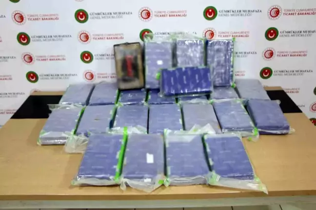 İzmir'de Kaçak Tütün ve Uyuşturucu Operasyonu: 6 Ton Tütün ve 28 Kg Kokain Ele Geçirildi