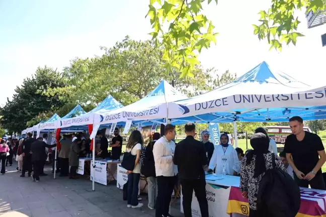 Düzce Üniversitesi Öğrenci Toplulukları Tanıtım Günleri Başladı