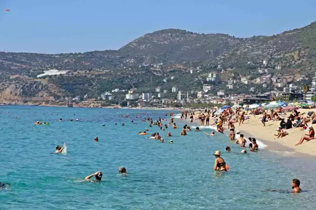 Alanya'da Güneşli Hava Tatilcileri Büyüledi