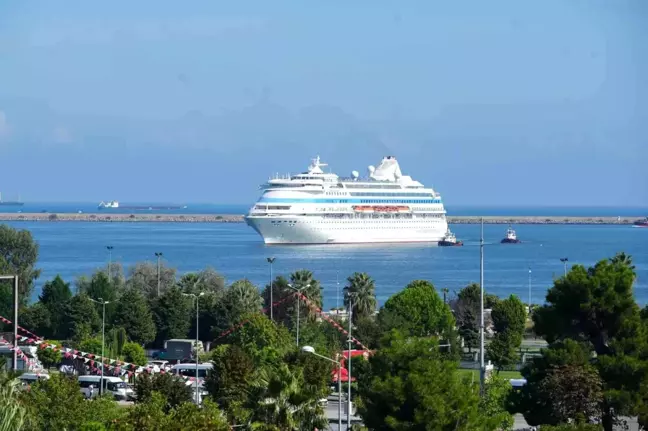 Astoria Grande Kruvaziyeri Samsun Limanı'na Demirledi