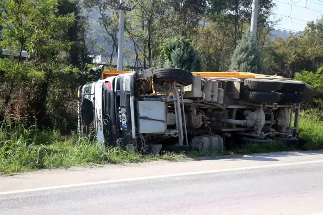 Sakarya'da Toprak Yüklü Kamyonun Devrilmesi: 1 Yaralı