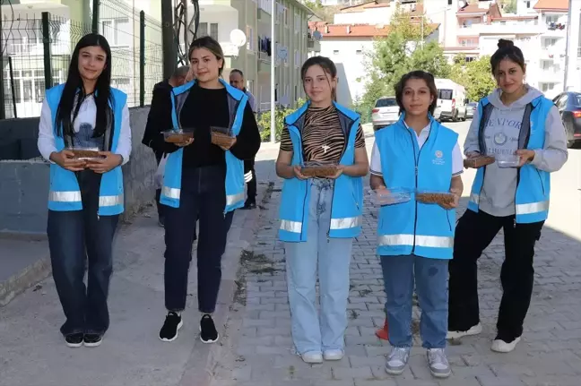 Öğrenciler Sokak Hayvanları İçin Mama ve Su Bıraktı