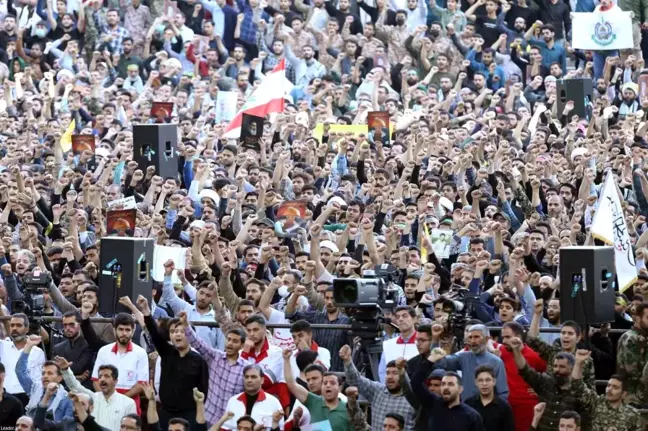 Tahran'da Binlerce İranlı, İsrail'i Protesto Etti