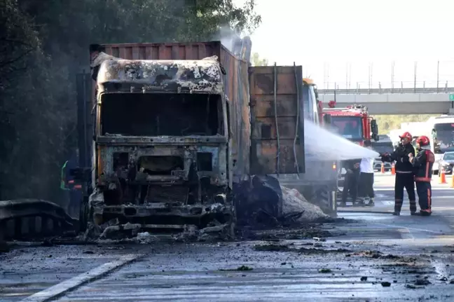 Sakarya'da İki Tırın Çarpışması Sonucu Yangın Çıktı