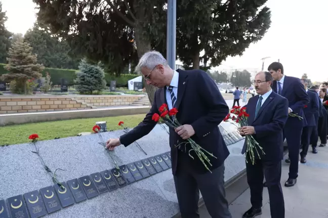 Sağlık Bakanı Kemal Memişoğlu, Bakü'de şehitlikleri ziyaret etti