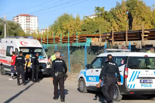 Kayseri'de Yük Treni Çarpması: 65 Yaşındaki Adam Hayatını Kaybetti