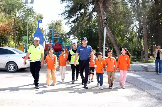 Ceylanpınar'da Polis Ekiplerinden Öğrencilere Karşıdan Karşıya Geçme Eğitimi