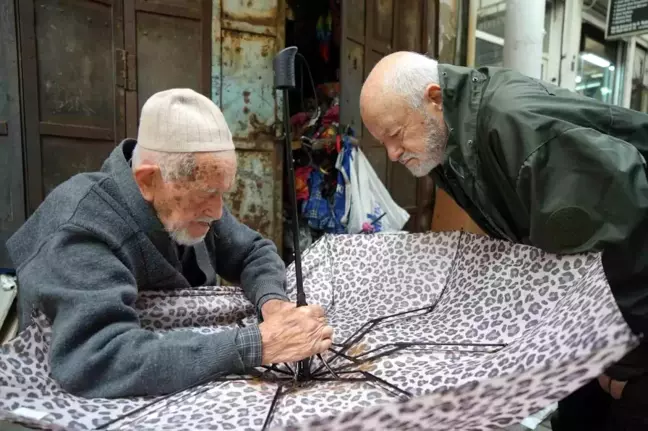 95 Yaşındaki Dursun Yıldız, Türkiye'nin En Yaşlı Şemsiye Tamircisi