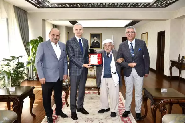 Huzurevi Sakini Mehmet Ayyıldız'a Altın Madalya ve Berat Belgesi