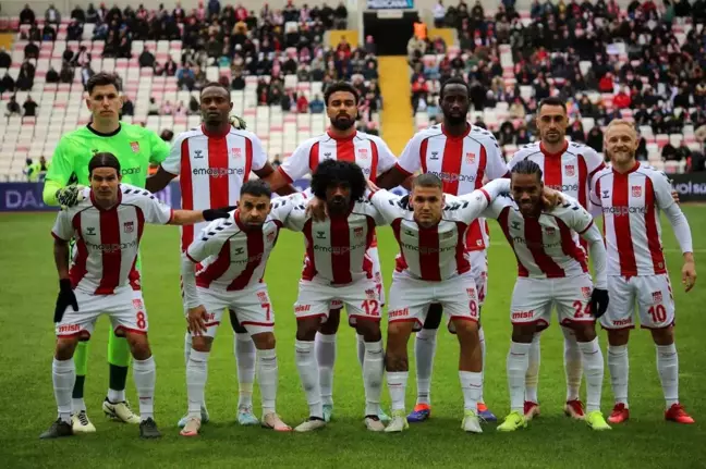 Sivasspor ve Hatayspor Futbol Karşılaşmasında İlk Yarı 1-1 Beraberlik İle Sona Erdi