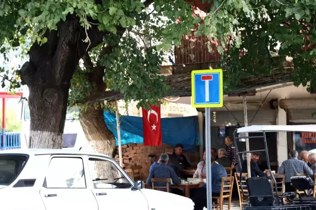 Adana'da esnaftan terörü Türk Bayraklı tepki