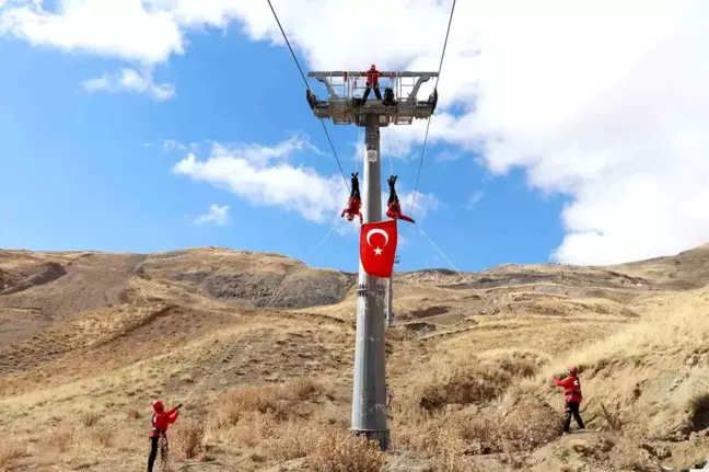 Hakkari'de JAK Timleri'nden Kayak Güvenliği Tatbikatı