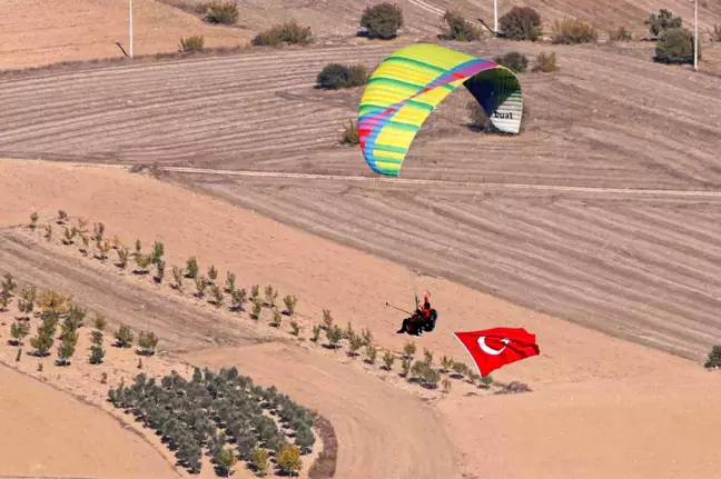 Gölpazarı'nda 101 Yamaç Paraşütçüsü ile 'Ata'ya Saygı Uçuşu