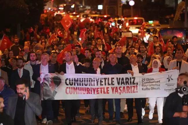 Cumhuriyet'in 101'inci yılı Küçükçekmece'de Hande Yener konseri ile kutlandı