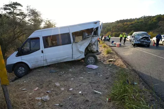 Balıkesir'de Zeytin İşçilerini Taşıyan Minibüse Trafik Kazası: 15 Yaralı