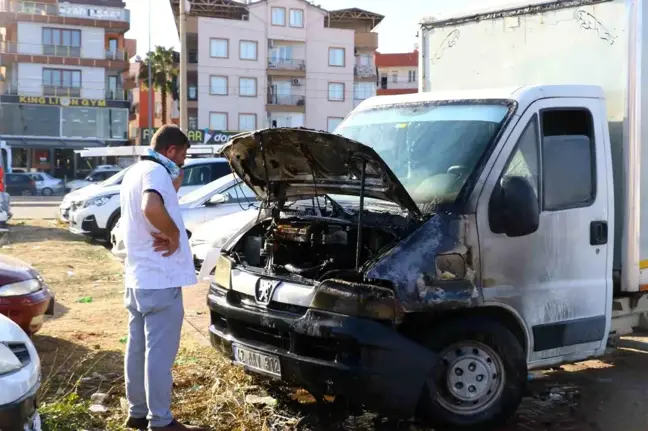 Antalya'da Park Halindeki Kamyonet Yandı